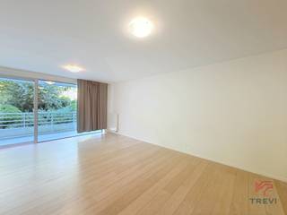 <p>WATERMAEL-BOITSFORT – Ideally situated on Boulevard du Souverain, close to the famous ‘Mix’, not far from the Forêt de Soignes, near numerous transport links and shops, within the ‘Twice’ development: a 3-bedroom flat with a living area of approximately 106m², situated on the first floor. Comprising an entrance hall with a separate toilet, a living room of approximately 30m² with access to a terrace of approximately 9.5m² and a fully fitted open-plan kitchen (oven, hobs, extractor hood, fridge-freezer, dishwasher), a bedroom of approximately 10.5m² with an en-suite shower room (shower, washbasin), a bedroom wing with a bedroom of approximately 10m² and an en-suite shower room (shower, washbasin), a bedroom of approximately 16m² with access to a terrace of approximately 16.5m², a bathroom (bath, washbasin, toilet), a utility room with connections for washing machines, a cellar and a parking space included in the rent. Service charge of €200 per month (hot water, heating, communal areas). Energy Performance Certificate (E*). Available from 1 August 2026. Dimensions are approximate.</p>
<p></p>
<p><u>On the 1<sup>st</sup> floor:</u></p>
<ul>
<li>Entrance hall with separate toilet</li>
<li>Living room of approx. 30m² (4.5 x 6.6) with access to a terrace of approx. 9.5m²</li>
<li>Fully fitted open-plan kitchen (oven, hobs, extractor hood, fridge-freezer, dishwasher)</li>
<li>Bedroom of approximately 10.5 m² (4.5 x 4.1) with en-suite shower room (shower, washbasin)</li>
<li>Night hall</li>
<li>Bedroom of approximately 10 m² (2.5 x 4) with en-suite shower room (shower, washbasin)</li>
<li>Bedroom of approx. 16m² (4.5 x 3.4) with access to a terrace of approx. 16.5m²</li>
<li>Bathroom (bath, washbasin, toilet)</li>
<li>Laundry room with connections for washing machines</li>
</ul>
<p>Cellar no. 22</p>
<p>Parking space included in the rent, no. P52-84</p>