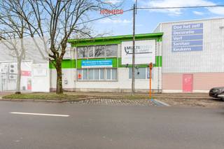 Graag bieden wij u deze voormalige kinepraktijk aan, gelegen aan de Vaart te Leuven. Deze polyvalente commerciële ruimte heeft een...