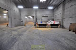 In Avelgem, deelgemeente Kerkhove bevindt deze magazijnruimte van 613 m² zich. De loods is voorzien van een sectionale poort met een hoogte van 4 meter en verlichting is aanwezig. <br />Er is voldoende manoeuvreer ruimte voorzien aan de toegang en een parking aanwezig die afsluit met slagboom.<br /><br />Maandelijkse provisie van 100 euro voor verbruik elektriciteit en water.<br />Vrij vanaf heden.<br />Opzoek naar meer of minder ruimte? Bekijk zeker onze andere publicaties op dit adres.<br /><br />Interesse? Contacteer Immo Roman: 0485 53 17 16