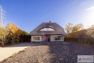 Ruime villa met vier slaapkamers en bureauruimte (of vijfde slaapkamer) te Herentals.<br /><br />Deze woning bestaat uit een ravissante inkomhal met gastentoilet, woonkamer, volledig ingerichte keuken, badkamer (voorzien van douche, toilet en dubbele wastafel), berging/wasplaats, bureauruimte (of vijfde slaapkamer), kelder, vier slaapkamers, berging, voor- en achtertuin, terras en zeer ruime garage. De garage is toegankelijk via een aparte toegang achteraan de woning via de naastliggende straat.<br /><br />Alle verbruik is individueel.<br /><br />De woning is onmiddellijk beschikbaar!<br /><br />De EPC-waarde bedraagt 524 kWh/m².<br /><br />Meer info vindt u op www.debaco.be of bel ons op 014/73.77.77 voor een bezoek ter plaatse!