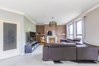 Dit aangename appartement is gelegen op het Hendrik Heymanplein, een uitstekende locatie in het hart van Sint-Niklaas. Dankzij de <strong>centrale ligging </strong>bevinden winkels, horeca, openbaar vervoer en alle dagelijkse voorzieningen zich op wandelafstand. Ideaal voor wie comfortabel wil wonen met alles binnen handbereik.<br /><br />Het appartement bevindt zich op de eerste verdieping en geniet dankzij de <strong>halfopen </strong>ligging van een bijzonder aangename lichtinval. De praktische indeling zorgt voor een optimaal wooncomfort en omvat een ruime en lichtrijke leefruimte, een afzonderlijke keuken, een badkamer met dubbele wastafel en ligbad, en<strong> twee volwaardige slaapkamers</strong>.<br /><br />Daarnaast beschikt het appartement over een <strong>overdekt terras </strong>met een aangenaam uitzicht op het groen.<br /><br />Een <strong>privatieve kelderberging</strong> biedt bovendien extra opbergruimte en verhoogt het praktische comfort.<br /><br />Als extra troef is een <strong>autostaanplaats </strong>inbegrepen in de vraagprijs, wat zorgt voor een zorgeloze parkeermogelijkheid op deze centrale ligging.<br /><br /><strong>Troeven</strong>
<ul>
<li>Autostaanplaats inbegrepen in de vraagprijs</li>
<li>Centrale ligging aan het Hendrik Heymanplein</li>
<li>Ruime en lichtrijke leefruimte</li>
<li>Overdekt terras met groen uitzicht</li>
<li>Afzonderlijke keuken</li>
<li>Privatieve kelderberging</li>
<li>Winkels, horeca en openbaar vervoer op wandelafstand</li>
</ul>
Wenst u dit appartement te bezichtigen? Aarzel dan niet om contact op te nemen via emily@claves.be of telefonisch op 03 502 98 74.<br />