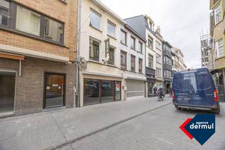 Découvrez ce bien commercial exceptionnel, situé en plein cœur d'Oostende, anciennement le célèbre établissement "The Bridge". Une occasion unique de lancer votre propre affaire dans cet emplacement de choix ! Ce bien offre non seulement une situation stratégique, mais aussi une configuration spacieuse et fonctionnelle, idéale pour une cuisine et un espace de stockage. Profitez de la terrasse ensoleillée orientée vers la place Lijnbaan, idéale pour les clients souhaitant savourer une boisson ou un repas en plein air. Les possibilités sont infinies ! Saisissez cette opportunité et prenez vite rendez-vous pour plus d'informations. Votre avenir dans la restauration à Oostende commence ici !