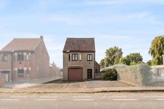 [[ DIT PAND NEEMT DEEL AAN DE ERA OPEN HUIZEN DAG OP 19/9 VAN 13:00 TOT 14:00 ]]
<p><strong>Indeling &amp;amp; ligging</strong><br />Deze eigendom in de Assenedestraat 55 in Bassevelde biedt een combinatie van woonruimte, opslagmogelijkheden en parkeergelegenheid.<br />De woning bevindt zich op een vlot bereikbare locatie in Bassevelde, met het dorpscentrum binnen handbereik. Dankzij de ruime oprit en de 3 aparte garages is er bijzonder veel parkeermogelijkheid op eigen terrein. Bovendien beschikt de eigendom over heel wat extra opslagruimte, ideaal voor wie nood heeft aan ruimte voor materiaal, hobby's of professioneel gebruik.</p>

<p>Op het gelijkvloers wordt u verwelkomd in een zeer lichtrijke leefruimte. De vernieuwde keuken vormt een praktische en moderne basis voor het dagelijkse gezinsleven. Daarnaast beschikt de woning over een afzonderlijke praktijkruimte, waardoor thuiswerken, een vrij beroep of een hobby perfect tot de mogelijkheden behoort.</p>

<p>Op de eerste verdieping bevinden zich maar liefst 4 volwaardige slaapkamers inclusief een ruime slaapkamer met inloopkast op de tweede verdieping. Hierdoor is de woning bijzonder geschikt voor grotere gezinnen of voor wie extra kamers wenst voor bureau, hobby of logies.</p>

<p>Een absolute troef is de grote zuid-gerichte tuin. Deze is toegankelijk via de oprit en biedt volop ruimte om te genieten van zon, rust en privacy. De combinatie van de ruime tuin, meerdere garages en de vele praktische ruimtes maakt deze eigendom bijzonder veelzijdig.<br /><br /><strong>Op zoek naar een ruime woning met veel slaapkamers, praktische bijgebouwen en tal van mogelijkheden? UW DROOMWONING? ZO GEVONDEN!</strong></p>