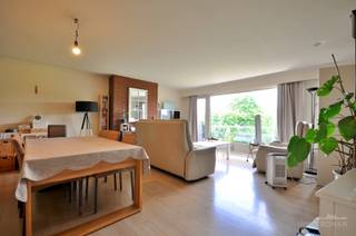 Op wandelafstand van het stadscentrum van Ronse treffen we dit aangename appartement, waar het genieten is van een prachtig zicht op het Bruulpark en de Sint-Hermesbasiliek. Door zijn centrale ligging zijn tal van winkels, scholen, het station en horeca in de nabijheid, kortom een perfecte mix van rust en comfort.<br /><br />Het appartement bevindt zich op de 3de verdieping en is te bereiken met de lift. De indeling is als volgt: een ruime inkomhal, een apart toilet, een wasplaats, de badkamer en aan de achterkant <strong>2 volwaardige slaapkamers</strong>, die elk toegang hebben tot het terras met 2 kleine bergingen.<br /><br />Aan de voorkant bevindt zich de lichtrijke woon- en leefruimte, naast de keuken. Vanuit deze ruimtes hebt u een prachtig zicht op het park en is er toegang tot een klein balkon. Extra troef is dat er <strong>een garagebox</strong> is inbegrepen.<br /><br />Het appartement beschikt over een compleet nieuwe verwarmingssysteem dat functioneert op aardgas. In het huidige EPC werd hier geen aandacht aan besteed, maar dit zou de score vandaag aanzienlijk verbeteren.<br /><br />Meer info? Contacteer Kyamo: 0479 06 13 71 of kyamo@immoroman.be