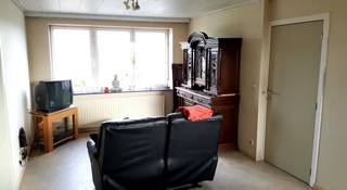 Gezellig dakappartement met 1 slaapkamer. <br />Indeling : woonkamer, open keuken, slaapkamer, badkamer.<br />Keuken voorzien van kookvuur, dampkap, koelkast. Badkamer voorzien van bad, lavabo en toilet.<br />Gelijkvloers : gezamenlijke berging en 1 staanplaats.<br />Voor meer info mail vero@berno.be of bel 052/20 24 40.<br /> 