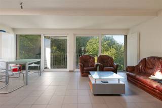 <p>Dit instapklare appartement in Geraardsbergen biedt een unieke combinatie van rust, comfort en een mooi uitzicht. Het bevindt zich in een kleinschalige residentie zonder gemeenschappelijke kosten of syndicus, wat het geheel extra aantrekkelijk maakt. Dankzij de gunstige EPC-score en de huidige verhuur via het SVK is dit bovendien een bijzonder interessant pand voor zowel eigenaars-bewoners als investeerders.</p><p>Bij binnenkomst bereikt u de inkomhal die toegang biedt tot de ruime leefruimte met een open keuken. Het appartement beschikt verder over twee comfortabele slaapkamers een badkamer en een afzonderlijk toilet. Aansluitend aan de leefruimte bevindt zich een terras dat uitkijkt op de privatieve tuin van ongeveer 100 m². Deze tuin is ook bereikbaar langs de zijkant en vormt een ideale plek om in alle rust te genieten van de buitenlucht.</p><p>Kortom, dit appartement is een ideale keuze voor wie op zoek is naar een instapklare woonst met extra buitenruimte of naar een veilige en vlotte vastgoedinvestering.</p><p>Voor verdere informatie of om een bezoek in te plannen, kunt u steeds contact opnemen met ons kantoor.</p>