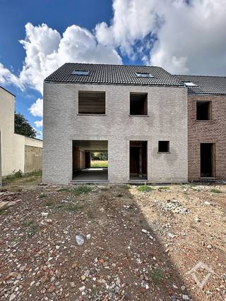 In de omgeving van de Mokkerkapel worden drie moderne BEN-woningen gerealiseerd op een aantrekkelijke locatie, op wandelafstand van scholen, winkels en openbaar vervoer. Bij de ontwikkeling staat optimaal wooncomfort, energiezuinigheid en een kwalitatieve uitvoering centraal.<br /><br />Indeling van de woning:<br />Via de inkomhal met gastentoilet komt u binnen in de lichtrijke leefruimte met open keuken in L-vorm. Dankzij de grote raampartijen geniet de woonkamer van veel natuurlijk licht en een mooi uitzicht op de tuin. Aansluitend aan de keuken bevindt zich een ruime en praktische berging (15,49m²).<br /><br />Op de eerste verdieping bevinden zich de nachthal, drie volwaardige slaapkamers en een geïnstalleerde badkamer. Via een vaste trap bereikt u de ruime zolderverdieping, waar de mogelijkheid bestaat om twee bijkomende kamers te realiseren.<br /><br />Lot 3 beschikt bovendien over een carport en een regenwaterput van 7.500 liter. De woning wordt uitgerust met zonnepanelen, een ventilatiesysteem type D en een energiezuinige lucht-waterwarmtepomp.<br /><br />De woning kan wind- en waterdicht worden aangekocht. Ideaal voor wie de verdere afwerking volledig naar eigen smaak en budget wenst te bepalen.<br /><br />Een energiezuinige nieuwbouwwoning met ruimte, comfort én uitbreidingsmogelijkheden op een uitstekende locatie.<br /><br />Wenst u meer informatie of een bezoek ter plaatse? Contacteer ons gerust voor een vrijblijvende afspraak.