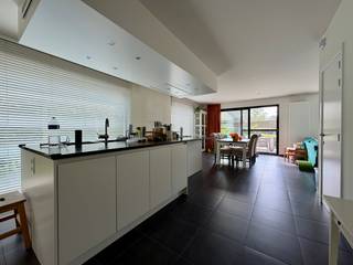 Deze ruime halfopen bebouwing, gelegen aan de Valeer Van Kerkhovenlaan 3 te Maldegem, combineert een uitstekende ligging met een hoog wooncomfort. De woning bevindt zich op een rustige locatie, vlak bij het centrum van Maldegem, waardoor alle dagelijkse voorzieningen zoals winkels, scholen, openbaar vervoer, sport- en recreatiefaciliteiten zich binnen handbereik bevinden. Bovendien zorgen de nabijgelegen invalswegen voor een vlotte verbinding naar de omliggende gemeenten en steden.<br /><br />De woning werd gebouwd in 2013 en beschikt over een gunstig EPC-label A, wat garant staat voor een energiezuinig en comfortabel woonklimaat. Daarnaast is de woning uitgerust met zonnepanelen en een ventilatiesysteem, wat bijdraagt aan een lagere energiekost en een aangenaam binnenklimaat. Met vier slaapkamers, twee badkamers, twee aparte toiletten, een inpandige garage en centrale verwarming op aardgas biedt deze woning alle ruimte en comfort voor een gezin.<br /><br />Bij het betreden van de woning kom je terecht in de ruime en lichtrijke leefruimte die dankzij de grote raampartijen een aangenaam zicht biedt op de tuin. Aansluitend bevindt zich de open keuken, uitgerust met een praktisch keukeneiland, veel werk- en bergruimte en alle nodige voorzieningen. Naast de keuken vinden we een handige berging die extra opslagruimte biedt. Verder beschikt het gelijkvloers over een apart gastentoilet en een ruime inpandige garage.<br /><br />Op de eerste verdieping bevindt zich de master bedroom met aansluitende dressing. Daarnaast is er een ruime badkamer voorzien van een dubbele wastafel, douche en ligbad. Op deze verdieping vinden we tevens een tweede apart toilet, een praktische berging en nog drie bijkomende slaapkamers. Twee van deze slaapkamers hebben rechtstreeks toegang tot een tweede badkamer met douche en wastafel, wat zorgt voor extra comfort en functionaliteit.<br /><br />Buiten geniet je van een gezellige, volledig afgesloten tuin met terras, waar het aangenaam vertoeven is tijdens de zonnige dagen. Een tuinberging biedt bijkomende opbergruimte voor fietsen en tuinmateriaal. Bovendien beschikt de woning over een private oprit vooraan de woning.<br /><br />Beschikbaar: 1 augustus 2026.<br /><br />Bent u op zoek naar een modern en comfortabele woning in Maldegem? Neem dan vandaag nog contact op met Tom Verstringe van Immo Francois Meetjesland voor meer informatie of een bezichtiging.<br /><br />GRAAG ALS EERSTE OP DE HOOGTE VAN ONS AANBOD?<br /><br />1) BEZORG ONS UW ZOEKVOORKEUREN EN WE HOUDEN CONTACT,<br /><br />2) VOLG @IMMOFRANCOISMEETJESLAND VIA INSTAGRAM<br /><br />