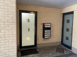 Instapklaar volledige opgeschilderd gelijkvloers appartement met autostaanplaats, op wandelafstand van de Markt, bestaande uit: inkomhal,...
