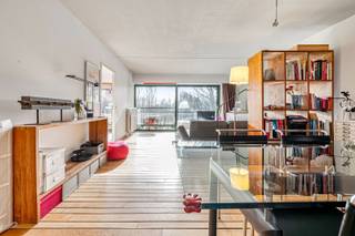 Dit aangename appartement bevindt zich op de 1ste verdieping van een verzorgde residentie met lift, gelegen in de rustige Paul Housmansstraat op Linkeroever (Antwerpen), met een mooi groen zicht. Via de ruime inkomhal komt u in de lichtrijke leefruimte op parket, waar het grote schuifraam zorgt voor een mooie lichtinval en directe toegang tot het zuidgericht terras van ca. 10 m² — een fijne plek om in alle rust van de zon te genieten. Het appartement is overal voorzien van dubbele beglazing met vliegenramen en wordt verwarmd via centrale verwarming op aardgas, met een condenserende ketel van 2022.<br />De ruime en praktisch ingerichte keuken beschikt over alle toestellen, met aansluitend een aparte wasruimte. Verder zijn er twee comfortabele slaapkamers op laminaat, waarvan de grootste is uitgerust met een grote ingemaakte kast. De badkamer beschikt over zowel een bad als een douche, er is een apart toilet en een aparte berging. Het gebouw dateert van 1996. EPC B (bijna A!) en Asbestveilig. Als kers op de taart voor ultiem comfort is er en privatieve ondergrondse staanplaats  aanwezig dat optionleel mee aangekocht mag worden voor €25.000. Een verzorgd en instapklaar appartement op een gegeerde en rustige locatie, ideaal om thuis te komen. Wees er snel bij!