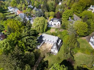 Een te moderniseren architecturale villa van ca. 700m², ideaal gelegen op <br />een verborgen perceel van 23a 58ca. <br /><br />- 8 Slaapkamers + 2 bureelruimten + 2 dressings<br />- 5 badkamers<br />- binnenzwembad<br />- garage voor 4 auto’s + parking <br />- terrassen en tuin<br />Buitenschrijnwerk PVC dubbel glas - Centrale verwarming op stookolie<br />EPC: 2 x label G<br />Perceeloppervlakte: 23a 58ca - kadastraal inkomen: 13.725EUR<br />Stedenbouwkundige inlichtingen beschikbaar.<br />Infos: peter@century21prodomo.be