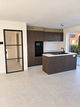 <strong>Halfopen woning te koop in De Vloei – Lot 129</strong><br /><br />Instapklare, energiezuinige halfopen woning met tuin en drie slaapkamers in de groene woonwijk De Vloei te Ieper.<br /><br />Deze kwalitatieve nieuwbouwwoning combineert modern wooncomfort met duurzame technieken zoals een warmtepomp, vloerverwarming, ventilatiesysteem D en zonnepanelen.<br />Dankzij het uitstekende E-peil van maximaal 20 geniet u van een lage energiefactuur en een aangenaam binnenklimaat, het hele jaar door.<br /><br /><strong>Indeling gelijkvloers : </strong>
<ul>
	<li>Inkomhal met vestiaire</li>
	<li>Gastentoilet</li>
	<li>Lichtrijke leefruimte met zicht op de tuin</li>
	<li>Ruime open keuken</li>
	<li>Praktische wasplaats</li>
	<li>Aangelegde tuin met tuinberging<br /> </li>
</ul>
<strong>Verdieping :</strong>

<ul>
	<li>3 volwaardige slaapkamers</li>
	<li>Ruime badkamer met dubbel lavabomeubel, inloopdouche, ligbad en toilet</li>
	<li>Handige bovenberging<br /> </li>
</ul>
<strong>Volledig afgewerkt :</strong><br />De woning wordt volledig afgewerkt opgeleverd, inclusief:
<ul>
	<li>Geïnstalleerde keuken</li>
	<li>Volledig ingerichte badkamer</li>
	<li>Vloerafwerking op gelijkvloers en verdieping</li>
	<li>Terras en tuinaanleg</li>
</ul>
<br /><strong>Troeven :</strong><br />✔ Halfopen bebouwing met extra lichtinval<br />✔ Energiezuinig wonen (E-peil max. 20)<br />✔ Warmtepomp, vloerverwarming en zonnepanelen<br />✔ 3 slaapkamers<br />✔ Tuin met praktische tuinberging<br />✔ Instapklaar afgewerkt<br /><br />Interesse? Contacteer ons voor meer informatie of een bezoek via 051 21 11 11 of matias@imfiro.be