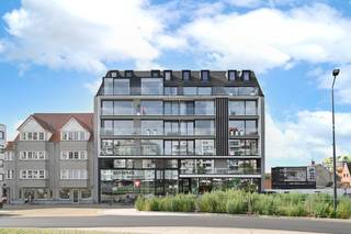 Dit hedendaags appartement, ontworpen en gerealiseerd door SALT, biedt een comfortabele en doordacht ingedeelde woonervaring.Het appartement beschikt...