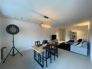 Gezellig en ruim appartement met veel lichtinval gelegen nabij het centrum van Geel.<br /><br />Het appartement bestaande uit:<br />- Inkomhal<br />- Woonkamer<br />- Keuken met koelkast, afwasmachine, keramische kookplaat, dampkap, ingebouwde combi microgolfoven en enkele lavabomeubel<br />- Badkamer met douche en enkele lavabomeubel<br />- Apart toilet met handenwasser<br />- 2 slaapkamers<br />- Berging met aansluiting voor wasmachine<br />- Ruim terras met uitzicht op de rustgevende tuin<br />- Kelderberging<br />- Ondergrondse staanplaats<br /><br />- Huurprijs: 925 euro/maand + gemeenschappelijke kosten van 75 euro/maand.<br />- Beschikbaar vanaf 1/05/2026!<br /><br />Uitsluitend via onze website www.vastengoed.be kan u een bezichtiging inplannen op de vooropgestelde bezoekmomenten. Voor andere vragen kan u het kantoor bereiken op het nummer 014/72.73.74.