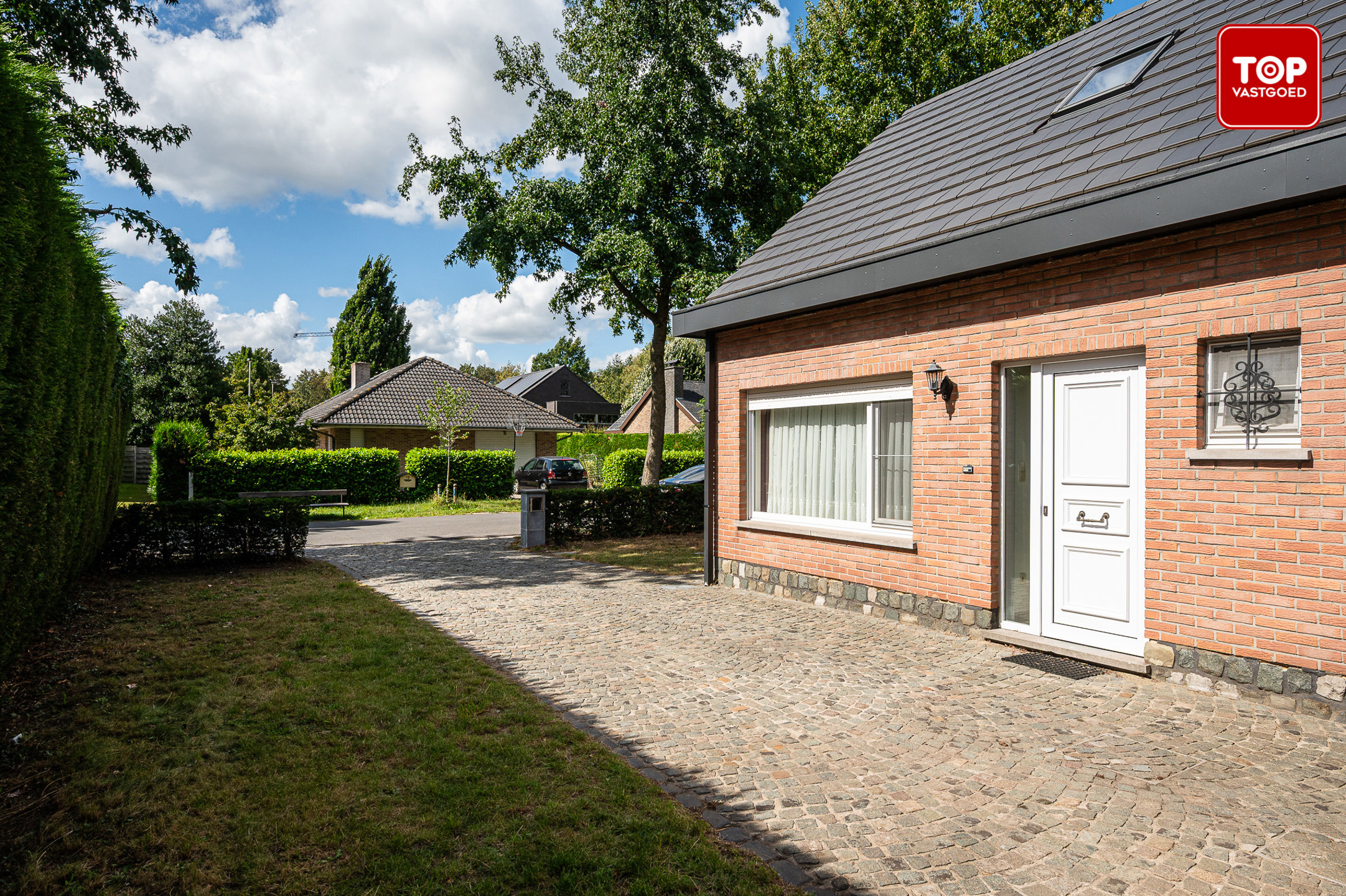 Alleenstaande woning met 3 slaapkamers, 2 badkamers en inpandige garage - foto 2
