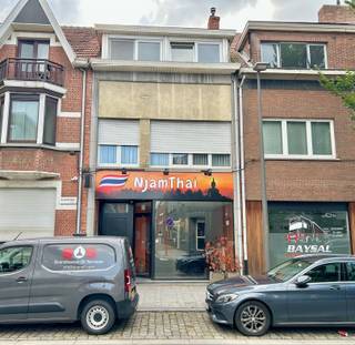 <p><span>Centraal gelegen gebouw (gerenoveerd in 1995-1996) bestaande uit een gelijkvloers (kantoor, winkel, praktijkruimte) met een oppervlakte van ca. 98 m² voorzien van verschillende (bureel)ruimtes, sanitair, een kitchenette en berging en een duplex-appartement van ca. 128 m² met terras. Het appartement situeert zich op de eerste verdieping waar zich een ruime woonkamer bevindt alsook de volledig ingerichte keuken, de badkamer voorzien van ligbad en douche en een apart toilet, de keuken biedt toegang tot een zonnig terras (recent vernieuwd) van ca. 18 m² en de tweede verdieping verdeeld in twee ruime slaapkamers. </span></p><p><span>Beide eenheden hebben een aparte inkom.</span></p><p><span>Het gelijkvloers werd tot voor kort verhuurd aan € 927 per maand, het appartement wordt nog gehuurd aan € 998 per maand.</span></p><p><span>Achter het gebouw bevindt zich een garagebox. Deze is inbegrepen in de prijs.</span></p><p><span>Mits enige opfriswerken biedt dit eigendom tal van mogelijkheden.</span></p><p><span>e-peil duplex = D, de elektrische installatie van het gelijkvloers is conform</span></p>