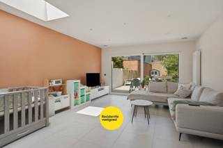 Kijkdag op zaterdag 4 juli - op afspraak!<br />Deze volledig gerenoveerde rijwoning in Sint-Kruis combineert hedendaags wooncomfort met een uitstekende ligging vlak bij de Brugse binnenstad. Supermarkten, bakker, scholen en diverse sport- en ontspanningsmogelijkheden bevinden zich op wandelafstand. Ook het openbaar vervoer en de belangrijkste invalswegen zijn vlot bereikbaar. De woning werd in 2023 totaalrenoveerd en biedt circa 150 m² bewoonbare oppervlakte op een perceel van 187 m². Op het gelijkvloers bevinden zich een inkomhal, een ruime en praktische berging met plaats voor fietsen en aansluitingen voor wasmachine en droogkast, een apart toilet en een lichtrijke leefruimte met dakkoepel en schuifraam naar de tuin. De volledig uitgeruste keuken beschikt over kwalitatieve toestellen van Bosch, AEG en Smeg. De eerste verdieping telt twee volwaardige slaapkamers en een ruime badkamer met ligbad, inloopdouche, dubbele lavabo en toilet. De zolderverdieping biedt een extra kamer van circa 19 m² en een technische berging. Achteraan ligt een aangename tuin van circa 113 m². Dankzij EPC-label A, conforme elektriciteit, ventilatiesysteem D, 8 zonnepanelen en een regenwaterput van 10.000 liter geniet u hier van energiezuinig wooncomfort zonder renovatieverplichting.<br />De vermelde prijs is een richtprijs. Elk bod hoger of lager dan de vermelde prijs wordt overgemaakt aan de eigenaar die zich het recht voorbehoud om dit al dan niet te aanvaarden. EPC: 81 kWh/(m2jaar) - energielabel A! (Vg, Gmo, Wg, Gvv, Gvkr) Ref. BR00431