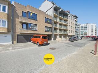 KIJKDAG ZATERDAG 27/06/26 VAN 10U TOT 12U (inschrijven via residentievastgoed.be). <br /><br />Ontdek dit prachtig gelegen 2-slaapkamerappartement te Koksijde Sint-Idesbald. Gelegen op de 2e verdieping van de kleinschalige residentie Myriam, op 150m van het strand en vlakbij openbaar vervoer en de winkelstraat. <br /><br />Dit op te frissen / te renoveren appartement beschikt over een ruime open inkom, lichtrijke leefruimte met klein balkon. Aansluitend is er de open keuken, een apart toilet, badkamer met ligbad en douche en 2 ruime slaapkamers. <br /><br />Mogelijkheid tot het bijkopen van privé-staanplaats in het gebouw ertegenover maakt het plaatje compleet, waardoor u zorgeloos kunt genieten van uw nieuwe thuis / verblijf, op een toplocatie met nabijheid tot het strand en de voorzieningen van Koksijde Sint-Idesbald.<br /><br />Mis deze unieke kans niet en contacteer ons voor een bezoek tel. 058 622 815. <br /><br />De vermelde prijs is een richtprijs, elk bod hoger of lager dan deze prijs wordt voorgelegd aan de eigenaar die zich het recht voorbehoudt om dit te aanvaarden of te weigeren. <br /><br />EPC: 171 kWh/m² - UC: 3838022 (KLASSE B - GEEN RENOVATIEPLICHT) - (Gvg, Wg, gmo, Gvkr, Gvv) - Ref. NI27493