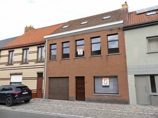 <p><span>Op zoek naar een ruime, instapklare gezinswoning op een gunstige locatie? Dan is deze woning in het charmante Leffinge, een deelgemeente van Middelkerke, zeker een bezoek waard!</span></p><p><span> </span></p><p><span>Deze verzorgde woning combineert ruimte, comfort en een uitstekende ligging. Met maar liefst 5 mogelijke slaapkamers, een inpandige garage en een aangename tuin is dit de ideale thuis voor een groot gezin of voor wie graag wat extra ruimte heeft.</span></p><p><span>Een praktische indeling met tal van mogelijkheden.</span></p><p><span> </span></p><p><span>Op het gelijkvloers verwelkomt de inkomhal u in de woning. Verder vindt u een gezellige woonkamer met toegang tot de kelder, een aparte eetplaats, een volledig uitgeruste keuken en een gastentoilet met lavabo in meubel. De inpandige garage is voorzien van een automatische poort en u kunt er ook de aansluitingen voor was- en droogmachine en de overige nutsvoorzieningen terugvinden.</span></p><p><span>De eerste verdieping beschikt over 3 volwaardige slaapkamers en een ingerichte badkamer met ligbad, dubbele lavabo in meubel en toilet.</span></p><p><span>Op de tweede verdieping bevinden zich nog 2 zolderkamers die perfect kunnen dienen als extra slaapkamers, hobbyruimte, bureau of praktische bergruimte.</span></p><p><span>Achteraan de woning bevindt zich een aangename, onderhoudsvriendelijke tuin met terras en tuinhuis. Een heerlijke plek om in alle rust te ontspannen of gezellig samen te genieten van het buitenleven.</span></p><p><span> </span></p><p><span>De woning geniet van een bijzonder gunstige ligging in Leffinge, op slechts 5 minuten van Oostende, het shoppingcenter van Middelkerke en de oprit van de E40. Zo combineert u een aangename woonomgeving met een uitstekende bereikbaarheid.</span></p><p><span> </span></p><p><span>Interesse? Plan uw bezoek en ontdek zelf de troeven van deze woning.</span></p><p><span> </span></p>