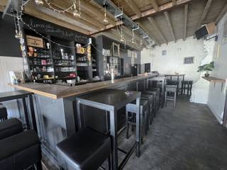 Handelsruimte ingericht als café met een bovengedeelte van ca. 106m² gelegen aan de stadsrand van Herentals. <br /><br />Indeling en omschrijving:<br />Aan de voorzijde café, momenteel gekend als café "Het Sas", met toog en achtergelegen keukenruimte. Rechts hiervan de toiletruimte en stockageruimte. Ruime achtergelegen zaal ideaal voor vergaderingen of feesten. <br />Bovenverdieping momenteel ingericht als woongedeelte, welke te renoveren is. <br /><br /><span>Extra info: Handelspand </span><span>I gunstig gelegen I EPC label F I infoplicht: Vg, B, Gvv, Gvkr, Gmo I stedenbouwkundige overtreding gemeentelijk dossiernummer 20013157 I watertoets: P-score: C I G-score: C. </span>