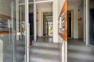 Ontdek dit 2-slaapkamerappartement op een fantastische en rustige locatie, langs de vesten (incl. zicht op het groen) en in de onmiddellijke nabijheid van alles wat Brugge te bieden heeft.<br /><br />Hoewel het appartement zich op het gelijkvloers bevindt, ligt het dankzij de verhoogde inkom hoger dan het straatniveau. Dit zorgt voor een aangename relatie met de buitenomgeving én extra privacy.<br /><br />De lichtrijke leefruimte met open keuken geniet van een mooi zicht. Verder omvat het appartement een inkomhal met gastentoilet, twee slaapkamers, een badkamer met douche en lavabo, een praktische berging met aansluiting voor wasmachine en droogkast, en een buitenruimte van 41m². Het appartement is momenteel verhuurd en biedt daardoor meteen een stabiele huurinkomst.<br /><br />Daarnaast bestaat de mogelijkheid tot aankoop van een ondergrondse staanplaats à €28.000.<br /><br />Het appartement beschikt momenteel over een EPC-label E. Uit een simulatie blijkt dat, mits de installatie van een warmtepomp, een EPC-label C kan worden behaald. Een offerte op maat kan worden voorgelegd ter staving van deze mogelijke ingreep.<br /><br />Er zijn geen maatregelen gevonden op dit kadastraal perceel volgens onze opvraging bij het Maatregelenregister. <br /><br />Heeft u interesse als eigen woonst of als investering?<br />Neem gerust contact op met Katrien Le Roy via 0477 46 53 11 of via e-mail: katrien@waeyler.be.