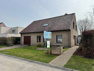 Deze instapklare alleenstaande woning is gelegen op een grondoppervlakte van 693 m² in een rustige straat, vlakbij het centrum van Koekelare...