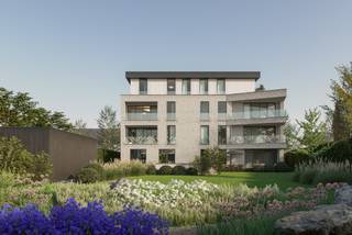 Nieuwbouwappartementen in hartje Ravels. Wonen in de dorpskern nabij alle voorzieningen én voor de natuurliefhebbers: vlakbij de prachtige Staatsbossen. <br /><br />Hier bouwt men een stijlvol nieuwbouwproject met appartementen van 102 tot 132 m². Huren kan vanaf €1.000 per maand (excl. servicekosten).<br /><br />Knappe architectuur met een kwalitatieve afwerking, duurzame materialen en véél lichtinval. De appartementen worden gebouwd volgens de hedendaagse energienormen. <br /><br />De gemeenschappelijke parktuin biedt bewoners een groene omgeving om zich te ontspannen met een goed boek of gewoon tot rust te komen. Het onderhoud is volledig in handen van een tuinman, zodat u zorgeloos kan genieten, zonder verplichtingen van een eigen tuin.<br /><br />Een thuis die niet alleen praktisch, maar ook gewoon écht mooi is.<br /><br />Wat mag je verwachten?<br />- 1 of 2 slaapkamers<br />- Aangename terrassen van 11 m² tot 21 m²<br />- Volledig opgeschilderd<br />- Energiezuinige technieken zoals vloerverwarming én -koeling, warmtepomp en zonnepanelen.<br />- Een ondergrondse staanplaats (inbegrepen in de huurprijs!), bereikbaar via een autolift<br />- Gemeenschappelijke fietsenberging.<br />- Gemeenschappelijke parktuin<br />- Servicekosten: 125 € per maand<br /><br />Timing? De oplevering is voorzien mei - juni 2026. Alles nog in opbouw dus, maar dat geeft jou de kans om je toekomstige thuis nu al veilig te stellen.<br /><br />Maak gerust een afspraak op kantoor via de rode knop 'bezoek inplannen'. Dan bekijken we of er een appartement tussen zit dat helemaal bij je past.