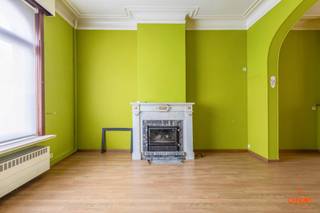 Deze burgerwoning met <strong>karaktervolle gevel</strong> heeft een uitstekende ligging. Op enkele minuten heeft u het station Gent Sint-Pieters, het historisch centrum, verschillende winkels en het openbaar vervoer. Om de hoek vindt u het <strong>Miljoenenkwartier</strong> waar u geniet van groen en rust. De woning heeft verschillende authentieke elementen zoals de originele parketvloeren, deuren en schouwen. Daarnaast heeft de woning hoge plafonds. <br /><br />U komt de woning binnen via de inkomhal waar u toegang heeft tot de woonkamer en de keuken. De <strong>woonkamer bestaat uit twee kamers</strong>, die kunnen worden ingedeeld als zithoek en bureauruimte, en is voorzien van een houthaard. Verder heeft u nog een eetplaats met toegang tot de <strong>tuin </strong>en de keuken. Vanuit de keuken gaat u naar de bergruimte/ wasplaats voorzien van een apart toilet. <br /><br />Op een eerste tussen verdiep heeft u een eerste (slaap)kamer met in het verlengde de badkamer. Verder op het eerste verdiep vindt u <strong>twee ruime slaapkamers</strong>, die via een deur in verbinding staan met elkaar. Op het tweede verdiep heeft u nog een bergruimte/ dressing, een vierde slaapkamer en een opslagruimte waar de installaties staan. Via deze opslagruimte gaat u met trap naar de zolder.<br /><br />Met de nodige renovatiewerken maakt u van deze woning een prachtige thuis! Wenst u deze woning te bezoeken, neem dan contact op via 09 278 88 88 voor het maken van een afspraak. 