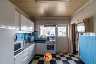 Ontdek deze ruime gezinswoning boordevol potentieel, waar ruimte, comfort en mogelijkheden centraal staan.<br /><br />Op het gelijkvloers verwelkomt de woning u met een ruime inkomhal, een leefruimte met zit- en eetgedeelte, een aparte keuken en een lichtrijke veranda met zicht op de tuin. Verder beschikt de woning over een inpandige garage/berging, die voor extra praktische ruimte zorgt.<br /><br />Op de eerste verdieping bevinden zich vier slaapkamers en de badkamer. Een absolute meerwaarde is de ruime zolderverdieping, bereikbaar via een vaste trap. Deze is momenteel nog niet ingericht en biedt tal van mogelijkheden als extra slaapkamer(s), bureau, hobby- of ontspanningsruimte.<br /><br />De mooie volumes en beschikbare ruimtes vormen een uitstekende basis om de woning verder te moderniseren en helemaal naar eigen smaak en wensen in te richten.<br /><br />Ook buiten is ruimte één van de grote troeven. De uitgestrekte, diepe tuin biedt volop mogelijkheden om in alle rust van het buitenleven te genieten. Achteraan bevindt zich bovendien een ruim vrijstaand bijgebouw, ideaal als berging, atelier of hobbyruimte.<br /><br />Kortom: een verrassend ruime gezinswoning met 4 slaapkamers, uitbreidingsmogelijkheden en een prachtige tuin – ideaal voor wie op zoek is naar ruimte én de vrijheid om van deze woning een echte thuis te maken.<br /><br />Contacteer ons vandaag nog via:<br />hello@belistate.be<br />056 89 25 80