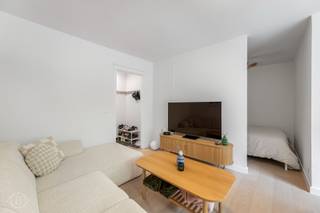 Wij stellen u graag deze studio voor, gelegen aan de Fonteinstraat 135, op de tweede verdieping van een goed onderhouden residentie. De studio bevindt zich op een centrale ligging in Leuven, nabij verschillende bushaltes en op wandelafstand van de bruisende Brusselsestraat, met tal van winkels, een bakker, slager en andere voorzieningen. Ook Gasthuisberg en diverse campussen bevinden zich op een boogscheut, wat deze locatie bijzonder interessant maakt. U betreedt de studio via de inkomhal, die toegang geeft tot de lichtrijke leefruimte met grote raampartijen. Deze zorgen voor een aangenaam ruimtegevoel en een overvloed aan natuurlijke lichtinval. Aansluitend bevindt zich het zuidwest-georiënteerde terras, een fijne extra buitenruimte waar u volop van de zon kunt genieten. De keuken is praktisch ingericht en sluit mooi aan bij de leefruimte. Verder beschikt de studio over een verzorgde badkamer en een afgesloten slaapruimte. Dankzij het gunstige EPC-label B woont u bovendien energiezuinig. Een bijkomende troef is de aanwezigheid van een private kelderberging, die zorgt voor extra opbergruimte. De studio kan indien gewenst bemeubeld aangekocht worden. Kortom, een mooie opportuniteit op een uitstekende locatie, ideaal als studentenverblijf voor studerende kinderen, als investering of als starterswoning. Interesse? Contacteer ons via info@homies.be of 016 22 82 22.<br />