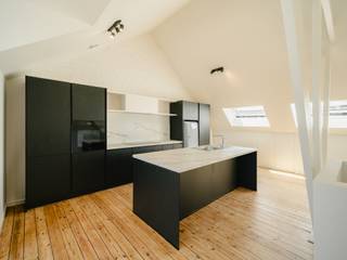 Dit volledig gerenoveerde duplex penthouse appartement is ideaal gelegen tussen het Flagey plein en de Louizalaan. Het heeft een bruto...