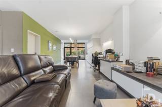 In het centrum van Ieper, op slechts van 170 meter van de Menenpoort, vinden we deze duurzame woning.De woning onderging doorheen de jaren sedert...