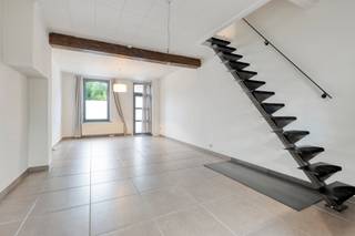 <div>
<p><span>Op een aangename locatie in Gelrode bevindt zich deze gezellige woning met drie slaapkamers, terras en een bijkomend stukje tuin achteraan de woning.</span></p>
<p><span>Op het gelijkvloers vindt u de leefruimte, keuken, badkamer en een apart toilet. Vanuit de woning heeft u rechtstreeks toegang tot het privatieve terras, een fijne plek om rustig van de buitenlucht te genieten.</span></p>
<p><span>Op de eerste verdieping van de woning bevinden zich twee slaapkamers en op de derde verdieping bevindt zich nog een ruime zolderkamer, waardoor de woning voldoende ruimte biedt voor een gezin, koppel of wie graag een extra kamer als bureau of hobbyruimte wil inrichten.<br /></span></p>
<p><span>Een bijkomende troef is de buitenruimte achteraan. Via het terras en de gemeenschappelijke koer bereikt u een stukje privatieve tuin dat exclusief bij de woning hoort. Samen met het terras zorgt dit voor een aangename buitenruimte waar u volop van mooie dagen kunt genieten.</span></p>
<p><span>Interesse? Plan dan je bezoek ter plaatse via ellen@sophimo.be of 0497/86 72 51.</span></p>
</div>