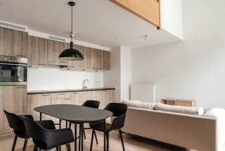 <p>Op Antwerpen Zuid bevindt zich dit recente en volledig bemeubelde 1-slaapkamerappartement. Een comfortabele stadswoning waar een doordachte indeling, energiezuinig wonen en enkele fijne extra’s mooi samenkomen.<br /><br />Ook de ligging zit goed: gezellige horeca, winkels en het Zuidpark bevinden zich vlakbij, terwijl ook de Scheldekaaien vlot bereikbaar zijn. Ideaal voor wie graag midden in de stad woont, maar ook groen en ruimte in de buurt weet te waarderen.<br /><br /><span><strong>INDELING</strong></span>:<br /><br />Via de inkomhal komen we binnen in het appartement.<br /><br />De lichtrijke leefruimte vormt samen met de open keuken een aangename en praktische woonomgeving. Van hieruit heeft u toegang tot het terras: een fijne plek om even buiten te zitten.<br /><br />Verder beschikt het appartement over één volwaardige slaapkamer en een badkamer.<br /><br />Het appartement is compact, maar bijzonder doordacht ingedeeld: elke vierkante meter wordt optimaal benut.<br /><br />En het wooncomfort stopt niet aan de voordeur. Bewoners beschikken over een gemeenschappelijke tuin én een ruim dakterras, twee fijne extra buitenruimtes die in de stad absoluut een meerwaarde vormen.<br /><br />Daarnaast is er een grote, moderne gemeenschappelijke wasruimte met wasmachines en droogkasten. Praktisch én comfortabel, want zelf een wasmachine of droogkast aanschaffen is niet nodig.<br /><br /><span><strong>BIJZONDERHEDEN</strong></span>:<br /><br />- Volledig bemeubeld<br />- Privéterras<br />- Gemeenschappelijke tuin<br />- Ruim gemeenschappelijk dakterras<br />- Moderne wasruimte met wasmachines en droogkasten<br />- Gelegen op Antwerpen Zuid</p>