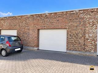 <p><span>Ruim duplexappartement in karaktervol gebouw op centrale ligging in Heers</span></p><p><span>Op zoek naar een ruim appartement met karakter en alle voorzieningen binnen handbereik? <br />Deze ruime duplex is gelegen op een centrale locatie in Heers, met een vlotte verbinding naar <br />de omliggende gemeenten. Winkels en andere dagelijkse voorzieningen liggen op wandelafstand.</span></p><p><span>Het appartement maakt deel uit van een karaktervol gebouw, de voormalige Rijkswachtkazerne, <br />dat met respect voor zijn oorspronkelijke uitstraling werd omgevormd tot een kleinschalig geheel <br />van zes wooneenheden. De combinatie van het historische karakter, de ruime indeling en het <br />hedendaagse wooncomfort maakt van deze duplex een bijzonder aangename woonplek. </span></p><p><span>Op de eerste verdieping bevindt zich de inkomhal met gastentoilet en trap naar de bovenverdieping. <br />De open leefruimte omvat een gezellig salon, een eetkamer en een open keuken, waardoor een <br />aangenaam en samenhangend geheel ontstaat. Aansluitend is er een praktische berging en een <br />terras waar je in alle rust van het buitenleven en groen uitzicht kunt genieten. </span></p><p><span>De tweede verdieping omvat de nachthal en twee bijzonder ruime slaapkamers van respectievelijk <br />24 m² en 22 m². De badkamer is comfortabel ingericht met een dubbele lavabo, een ligbad, een <br />afzonderlijke douche en een toilet. Daarnaast is er een aparte wasberging die extra comfort biedt.</span></p><p><span>Een absolute meerwaarde zijn de afgesloten garagebox en de uitzonderlijk ruime privatieve <br />kelderberging van maar liefst 34 m². Deze bieden niet alleen een veilige parkeerplaats voor de <br />wagen, maar ook bijzonder veel extra opslagruimte. Een praktische troef die het wooncomfort <br />aanzienlijk verhoogt. </span></p><p><span>Ook op technisch vlak heeft deze duplex heel wat troeven. Het appartement beschikt over een <br />hoogrendementsketel op gas en hoogrendementsbeglazing in aluminium raamprofielen. Bovendien <br />is de elektriciteit conform het AREI en is het appartement asbestveilig. </span></p><p><span>Het gebouw is tevens voorzien van een lift.</span></p><p><span>Een ruime en karaktervolle duplex op een centrale locatie, ideaal voor wie comfortabel wil wonen <br />en waarde hecht aan ruimte, praktische voorzieningen en een gebouw met geschiedenis.</span></p><p><span>Wenst U meer informatie over dit duplexappartement of een bezichtiging?<br />Contacteer ons via 012 26 22 05 of info@hetimmohuis.be</span></p>