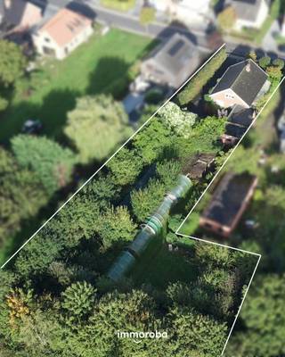 Goed gelegen, ruime open bebouwing met inkom, living, keuken, badkamer, toilet, 5 slaapkamers, wasplaats, garage, kelder en grote tuin met serres.<br />Stevige basis op een mooi perceel, ideaal als renovatieproject.<br /><br />Troeven:<br />- 5 slaapkamers waarvan 3 op het gelijkvloers<br />- zeer grote tuin biedt mogelijkheden voor een eventueel bijgebouw<br />- goeie ligging, vlakbij centrum Olsene met vlotte verbinding naar E17, openbaar vervoer en handelszaken.<br /><br />Benieuwd naar het potentieel van deze eigendom? Kom gerust langs. De prijs is bespreekbaar.<br />Graag mailen naar sylvie@immoroba.be of een seintje op 09/388.53.53.