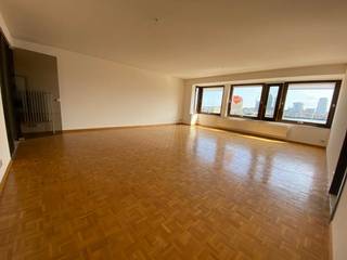 Prachtig appartement gelegen aan de visserskaai met een uniek zicht op het havenverkeer. Het appartement heeft een oppervlakte van 125m². Ruime lichtrijke living met een mooi eiken parket. Volledig ingerichte keuken met aansluitend een berging. Grote inkomhall met marmeren vloer en inbouwkasten. Er zijn twee slaapkamers met een terras gelegen aan de achterkant, hier heb je ook een mooi open zicht op de Sint Petrus en Pauluskerk, heel veel zon. De badkamer is mooi afgewerkt met een ligbad en een douche, dubbele lavabomeubel. U bent vlak aan het strand, station en het centrum. Het appartement is vrij vanaf 01/10/2026. Het maandelijks bedrag voor de algemene delen komt om € 100 forfait. De nutsvoorzieningen zijn individueel. Kom gerust dit pareltje bezoeken.