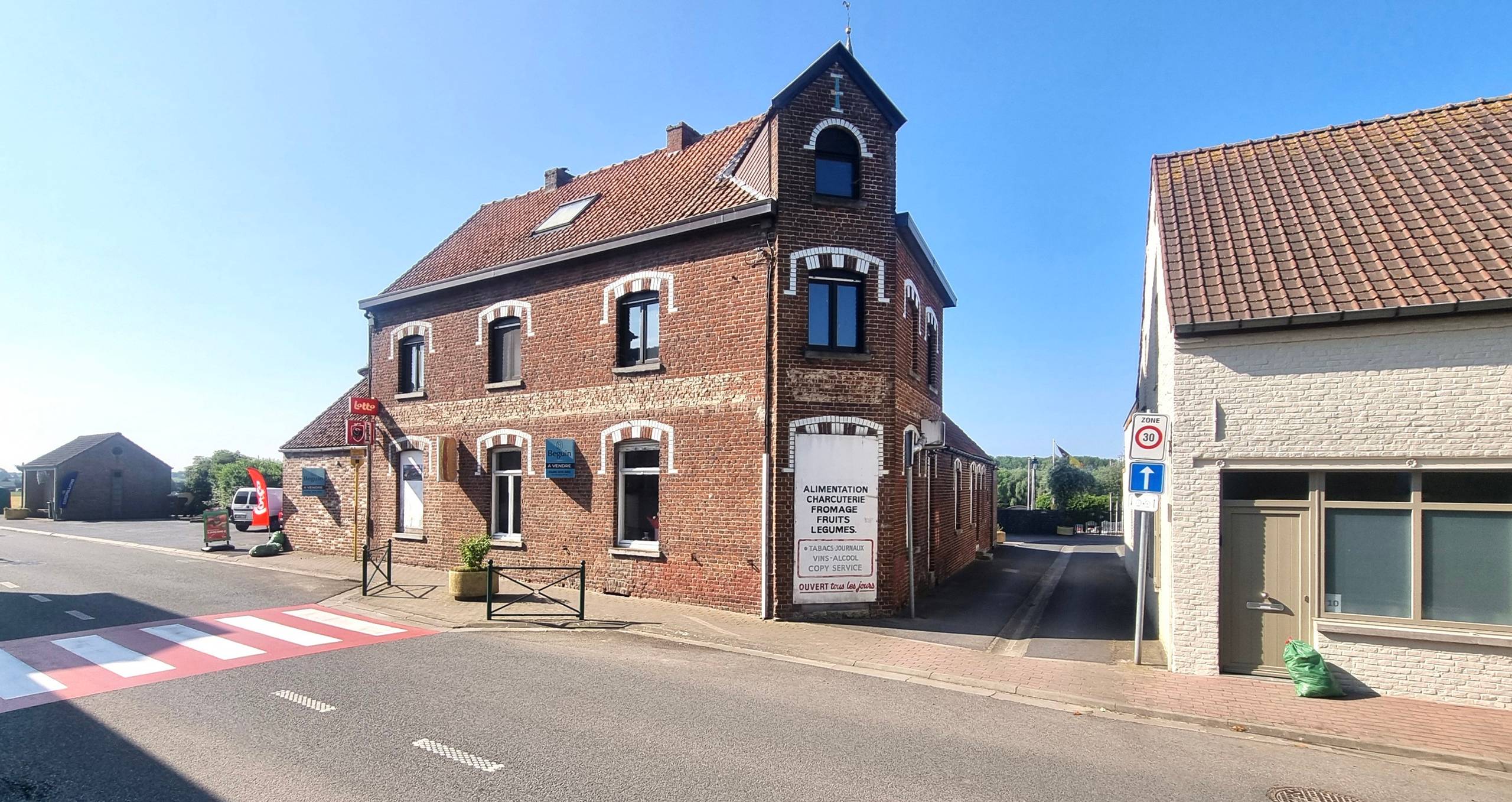 Goedgelegen opbrengsteigendom: handige handelsruimte en 2 app. - foto 1