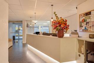 <p>Dit commercieel gelijkvloers ontdek je op de gegeerde Mechelsesteenweg, een absolute toplocatie middenin het kloppende hart van de stad Antwerpen, waar bereikbaarheid bovendien centraal staat!</p>
<p>Maar niet enkel de ligging zal u bekoren, ook de benutbare oppervlakte van maar liefst 645 m² en de achterliggende parking die minstens 14 parkeerplaatsen voorziet, is een ontzettend grote troef. Momenteel is deze unit ingedeeld als dokterspraktijk met vooraan de inkomhal, receptie en een eerste wachtruimte. Verder werd er een personeelskamer voorzien met een kitchenette, 15 praktijkruimtes van 9 tot 41 m², een 2<sup>de</sup> wachtruimte, 2 kleedkamers, 2 douches en 5 toiletten. Daarnaast kom je ook aan opbergruimte niets te kort, dankzij een droge privatieve kelder en meerdere praktische inmaakkasten.</p>
<p>Desondanks de huidige indeling zijn de mogelijkheden hier eindeloos, denk maar aan een kantoorruimte, toonzaal of een praktijk voor dierenartsen, tandartsen, oogartsen, advocaten, …</p>
<p>Kortom is dit dé opportuniteit om jouw ondernemingsdroom te realiseren!</p>
<p><strong>Technische gegevens: </strong>Gemeenschappelijke fietsenstalling aanwezig, Centrale verwarming op gas, gedeeltelijke vloerverwarming, airco. <strong>Elektriciteit is conform! </strong></p>
<p><strong>Stedenbouwkundige inlichtingen in aanvraag. Bodemattest aanwezig. Asbestveilig. Bevindt zich niet in een risicozone voor overstromingen (P- en G-score A). Renovatieverplichting niet van toepassing.<br /></strong></p>