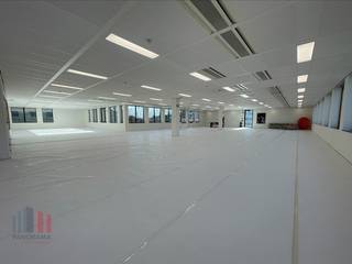 Bureau moderne de 1.339 m² à louer à Diegem<br />Idéalement situé à seulement 650 m de la sortie Machelen (A201), avec un accès rapide au R0/E40. Excellente accessibilité également par les transports en commun : la gare de Diegem se trouve à 650 m à pied, et plusieurs arrêts de bus et de tram sont à proximité.<br /><br />Le bureau, situé au deuxième étage, est entièrement équipé d’une connexion fibre optique, de la climatisation, de planchers surélevés, de sanitaires communs et de plafonds climatisés haut de gamme pour un confort optimal. De plus, les éclairages LED et la détection de présence assurent un environnement de travail efficace et durable.<br /><br />Le bâtiment offre de nombreuses facilités, notamment des douches communes, des bornes de recharge électrique, un parking à vélos souterrain, un ascenseur, une terrasse ensoleillée et des panneaux solaires. Il dispose également d’infrastructures high-tech, telles que des plafonds réfrigérés écoénergétiques et un éclairage LED, complétées par un espace d’accueil accueillant et un restaurant.<br /><br />La sécurité est primordiale, avec un système de badges et d’interphone, ainsi qu’un système avancé de détection incendie.<br /><br />Contactez<strong> PANORAMA B2B</strong> pour plus d’informations, plans ou une visite sans engagement : <strong>0477 09 00 09.</strong>