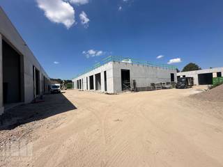 Kwaliteitsvolle nieuwbouw KMO-unit met een oppervlakte van 167 m². De unit maakt deel uit van een nieuw KMO-project "<strong>Saros-park</strong>" bestaande uit 25 KMO-units te koop met oppervlaktes tussen 90 m² en 184 m² (<strong>eventueel samen te voegen</strong> tot grotere entiteiten), het park biedt een moderne en duurzame infrastructuur.<br /><br />De ruimte wordt opgebouwd uit een staalconstructie, in combinatie met een betonplint en geïsoleerde sandwichpanelen. De loodsen zijn toegankelijk via een automatische sectionale poort met afzonderlijke toegangsdeur. Daarnaast is elke unit uitgerust met lichtstraten en een rookluik, polybetonvloer en een geïsoleerd dak. Bij elke unit is tevens <strong>parking </strong>voorzien en de mogelijkheid om extra parkeerplaats aan te kopen.<br /><br />Ideaal voor <strong>opslag, atelier of kleine productie.</strong> Verwachte oplevering Q4 2026. <strong>Reeds 80% verkocht!</strong><br /><br />Heeft u interesse of wenst u graag meer details over dit aanbod? Neem contact op met <strong>Gill </strong>voor meer info, plannen en lastenboek via het nummer <strong>09 219 90 30</strong>.