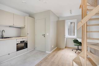 <span><strong>**Vraag uw brochure op/bezoek aan**</strong></span><br /><br />Op een steenworp van het centrum van Leuven kan je dit opbrengstpand met 5 vernieuwde studio's terugvinden. We bevinden ons dus in de begeerde omgeving van Gasthuisberg en ook een vlotte bereikbaarheid met het openbaar vervoer en een aansluiting op tal van verbindingswegen. Kortom zitten we op een toplocatie met allerlei faciliteiten in de buurt!<br /><br />Alle studio's zijn bemeubeld en beschikken over een volledig geïnstalleerde keuken, privatieve badkamer en enkele beschikken over een privatieve buitenruimte. Kortom, deze studio's bieden alles voor jong professionals en studenten op zoek naar een comfortabele woonplek op de stadsgrens.<br /><br />UNIT 00.01: Studio gelijkvloerse verdieping (25,85 m2), privatieve keuken, badkamer, aparte slaapruimte en privatief terras.<br />UNIT 00.02: Studio gelijkvloerse verdieping (28,63 m2) achterzijde, privatieve keuken, badkamer en privatief terras.<br />UNIT 00.03: Studio gelijkvloerse verdieping (23,76 m2) achterzijde, privatieve keuken, badkamer, aparte slaapruimte en privatief terras met uitzicht op groen.<br />UNIT 01.01: Studio eerste verdieping (25,66 m2), privatieve keuken, badkamer en aparte slaapkamer.<br />UNIT 02.01: Studio tweede verdieping (22,31 m2), privatieve keuken, badkamer en aparte slaapkamer. <br /><br /><span><strong>Op zoek naar een investering met onmiddellijk rendement? Dan ben je hier op het juiste adre</strong></span>s!<br /><br /><span><strong>Interesse? Vraag je brochure op en plan uw bezoek in met onze Expert Investeringsvastgoed: jack@connect-immo.be of 0495 53 46 49</strong></span><br /><br />EPC 00.01: 30 kWh/m² - 3535116<br />EPC 00.02: 49 kWh/m² - 3535173<br />EPC 00.03: 26 kWh/m² - 3535383<br />EPC 01.01: -12 kWh/m² - 3535253<br />EPC 02.01: 14 kWh/m² - 3535220