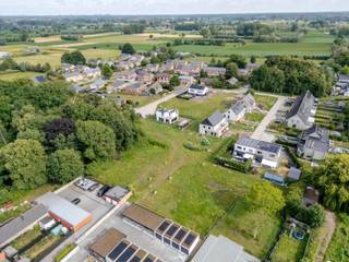 Deze bouwgrond van 619 m² biedt alle ruimte voor een open bebouwing op maat. Je kiest zelf voor één of twee bouwlagen en een vlak of hellend dak, binnen de ruime stedenbouwkundige voorschriften.
Samen met Hyboma geef je jouw woning vorm volgens jouw woonwensen. Van indeling tot architectuur: je bouwt een energiezuinige thuis die past bij hoe jij wilt wonen.
Ook de ligging is praktisch. Je woont in het centrum van Zeveneken, vlak bij winkels, school en openbaar vervoer. Voor een wandeling of wat groen ligt het Bonnebos om de hoek. Gent en Lokeren zijn vlot bereikbaar via de E17, E40 en R4.