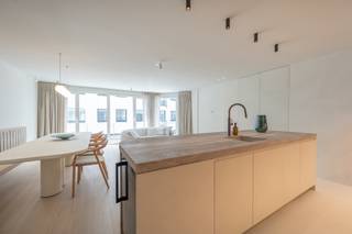 Stijlvol appartement met zijdelings zeezicht aan het Driehoeksplein – Het ZouteGelegen op een toplocatie in Het Zoute, vlak bij het strand en het...