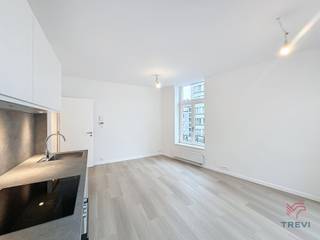 <p>FOREST, proche du Parc de Forest et du Parc Duden, à proximité des transports, appartement 1 chambre entièrement rénové de ±55m² habitables situé au 3ème étage composé d’un living de ±21m² avec cuisine ouverte sur séjour et accès petit balcon, chambre de ±13m², bureau/dressing de ±4,5m², salle de douche. Local technique individuel avec connexion machine à laver. Cave. Provision pour charges de 100€/mois (chauffage – commun). PEB C-. Libre pour le 01/10/2026. .</p>
<p><u>3<sup>ème</sup> étage</u> :</p>
<ul>
<li>Living de ±21m² (5,3 x 3,9) avec petit balcon</li>
<li>Cuisine ouverte (four – taques – hotte)</li>
<li>Chambre de ±13m² (3,8 x 3,4)</li>
<li>Bureau/Dressing de ±4,5m² (1,57 x 2,9)</li>
<li>Salle de douche (douche – toilette – lavabo)</li>
</ul>
<p>Local technique individuel avec connexion machine à laver</p>
<p>Cave n°C3.3</p>
<p>Local Vélo</p>