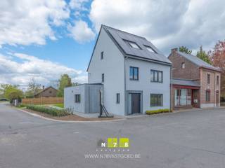 <span><strong>INSTAPKLARE HALFVRIJSTAANDE WONING OP EEN PERCEEL VAN 4A40CA TE AS.<br /><br />TROEVEN<br /></strong>- Volledig gestript en gerenoveerd in 2025! <br />- Voorzien van hedendaags comfort en afgewerkt met duurzame materialen.<br />- Elektriciteit is conform!<br />- Energielabel A | energiezuinig pand! <br />- Ruime woning met 5 slaapkamers en 2 badkamers.<br />- Overdekt terras.<br />- Aangelegde parkeerplaats aan de achterzijde van de woning.<br />- Zonnepanelen.<br /><strong><br />GELIJKVLOERS (66.4m²)<br /></strong>- Inkomhal (7.89m²): trap naar verdieping 01, tegelvloer. <br />- Woonkamer (14.05m²): in het verlengde van de keuken, tegelvoer</span><br /><span>- Keuken (20.2m²): ingericht met onder- en bovenkasten, lades, inductiekookplaat, dampkap, oven, microgolfoven, koelkast, vaatwasser, tegelvloer.</span><br /><span>- Toilet (1.35m²): hangtoilet, lavabo, tegelvloer. </span><br /><span>- Berging (9.01m²): technische muur met nutsvoorzieningen, deur naar buiten, tegelvloer</span><br /><span>- Bureau/slaapkamer1 (13.91m²): tegelvloer</span><br /><br /><span><strong>VERDIEPING</strong> <strong>+01 (47.63m²)</strong></span><br /><span>- Overloop (10.52m²): trap naar het gelijkvloers en naar verdieping +02, tegelvloer<br />- Badkamer 1 (8.41m²): badkamermeubel (dubbele lavabo, onderkast, lades, kolomkast, spiegel), douche, hangtoilet, tegelvloer.<br />- Slaapkamer 2 (16m²): tegelvloer<br />- Slaapkamer 3 (12.70m²): tegelvloer<br /><br /><strong>VERDIEPING</strong> <strong>+02 (33.91m²)<br /></strong>- Overloop (5.02m²): trap naar verdieping 1, tegelvloer<br /></span><span>- Slaapkamer 4 (9.68m²) tegelvloer<br />- Slaapkamer 5 (15.05m²) tegelvloer<br /></span>- Badkamer 2 (4.15m²) <span>badkamermeubel (enkele lavabo,lades, kolomkast, spiegel), aparte douche, hangtoilet, tegelvloer.</span><br /><br /><span><strong>EXTERIEUR</strong></span><br /><span>- Overdekt terras: (23.27m²) tegelvloer<strong><br /></strong>- Aangelegde parkeerplaats<br /><br /><strong>22 ZONNEPANELEN</strong><br />- In de verkoopprijs zit het volledige zonnepanelensysteem begrepen (zonnepanelen, omvormer, collectoren e.a. toebehoren).<br /><br />Bekijkt u deze advertentie via een aanverwante vastgoedsite, surf dan zeker naar onze website <strong>www.N78vastgoed.be</strong> voor een uitgebreide beschrijving en foto's. <strong>Meer info: +32 (0)89 86 18 88 of info@N78vastgoed.be.</strong></span>