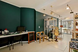 Rez de chaussée commercial:-sous-sol: cave sèche.-rez de chaussée: espace commerciale avec wc et raccordements sanitaires.Entièrement rénovée après...