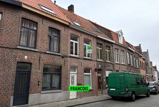 Ontdek deze charmante, instapklare stadswoning in het hart van Brugge. Dankzij de centrale ligging bereik je vlot scholen, winkels, openbaar vervoer en belangrijke invalswegen. Bovendien ligt het pand op een steenworp van het Astridpark.<br /><br />Bij binnenkomst word je verwelkomd door een inkomhal met gastentoilet. Vervolgens kom je in de uitgeruste keuken, die overgaat in de eetkamer en de lichtrijke leefruimte. Vanuit de woonkamer heb je toegang tot de ruime, zonnige stadskoer (26m²).<br /><br />Op de eerste verdieping bevindt zich een eerste slaapkamer met ingemaakte kasten en de badkamer met dubbele wastafel en bad met douchefaciliteit. Op de tweede verdieping vind je nog 2 volwaardige slaapkamer en de technische ruimte. <br /><br />Beschikbaarheid: onmiddellijk <br /><br />Interesse? Neem dan nu contact op via brugge@immofrancois.be!<br /><br />
