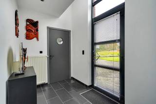 <p>Deze open bebouwing in Ulbeek met 3 slaapkamers en een perceel van 2856 m² combineert ruimte, comfort en een rustige ligging in een groene omgeving. Met een bewoonbare oppervlakte van 208 m² biedt deze woning een aangename woonervaring voor wie graag ruim woont zonder afgelegen te zijn.<br /></p><p>Bij het binnenkomen valt meteen de lichtrijke leefruimte op. Grote raampartijen zorgen voor een overvloed aan natuurlijk licht en creëren een open en aangename sfeer. De leefruimte sluit aan op de functionele keuken, die praktisch is ingericht en alle nodige comfort biedt voor het dagelijkse leven.<br /></p><p>Op de verdieping bevinden zich drie volwaardige slaapkamers, elk met voldoende ruimte en lichtinval. Daarnaast is er een aparte dressing en een ruime badkamer, wat zorgt voor extra comfort en een praktische indeling voor het hele gezin.</p><p>Buiten vormt de zuidgerichte tuin een absolute troef. Hier geniet je van maximale lichtinval, rust en privacy, met voldoende ruimte om de tuin naar eigen wens in te richten. Het ruime perceel biedt tal van mogelijkheden voor ontspanning en buitenleven.</p><p>De woning werd doorheen de jaren goed onderhouden en beschikt over een solide structuur, wat zorgt voor een sterke basis met potentieel. Dit maakt het een ideale keuze voor wie op zoek is naar een instapklare woning die eventueel nog verder kan worden gepersonaliseerd.<br /></p><p>De ligging in Ulbeek biedt een mooie balans tussen rust en bereikbaarheid, met vlotte verbindingen naar omliggende dorpen en steden. Winkels, scholen en andere voorzieningen zijn gemakkelijk bereikbaar.<br /></p><p>Ben je op zoek naar een ruime woning met tuin in een groene omgeving? Neem contact op en plan je bezoek.</p>