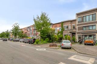 Deze woning met 3 slaapkamers die we te koop aanbieden in Deurne, is voorzien van 2 grote en 1 kleinere slaapkamer, en volledig naar jouw wens...